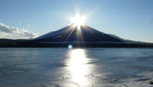 富士山頂に太陽が沈むダイヤモンド富士の時期は山中湖が賑わいます